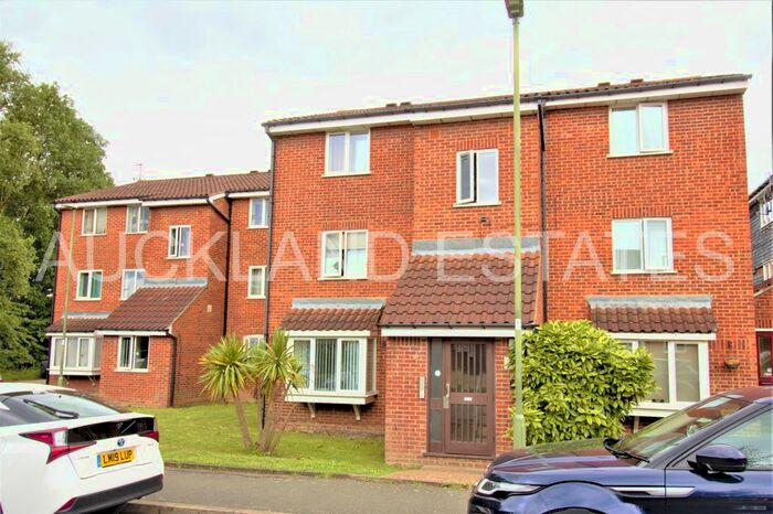 1 Bedroom Flat To Rent In Silver Birch Close, London, N11