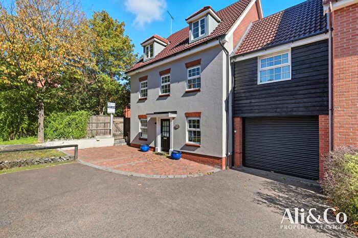 6 Bedroom Detached House For Sale In Frobisher Gardens, Chafford Hundred, RM16