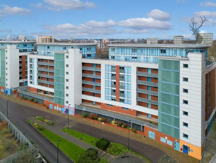 2 Bedroom Penthouse To Rent In Roundwood Court, Bethnal Green, E2