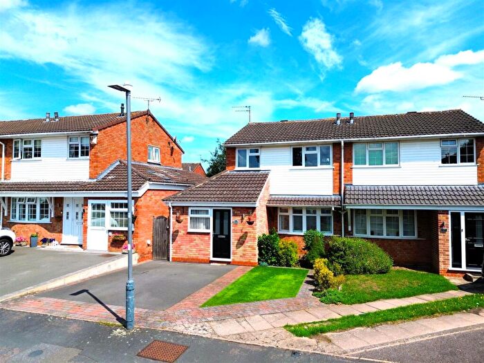 3 Bedroom Semi-Detached House For Sale In Woodward Close, Whitnash, CV31