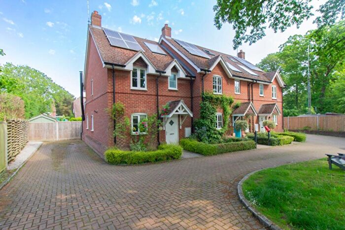 3 Bedroom End Of Terrace House To Rent In Vicarage Lane, Hound Green, Hook, RG27