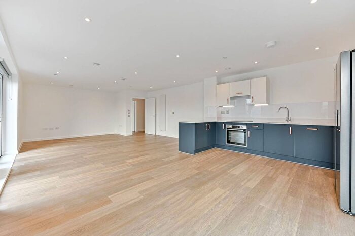 3 Bedroom Flat To Rent In Walton Court, Walton-On-Thames, KT12