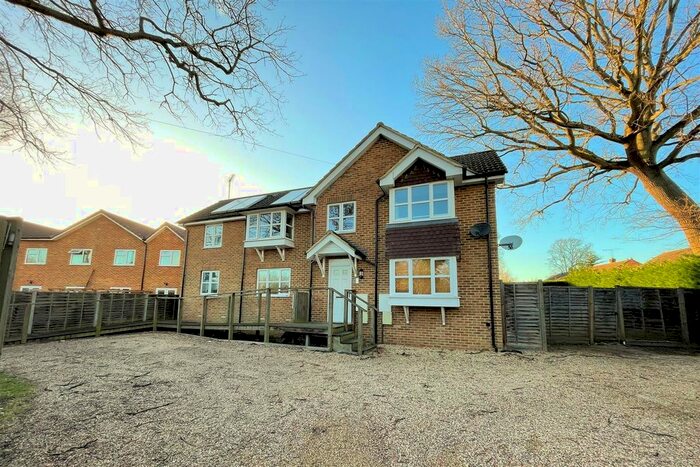 1 Bedroom Flat To Rent In Hawthorn Close, Woking, Surrey, GU22
