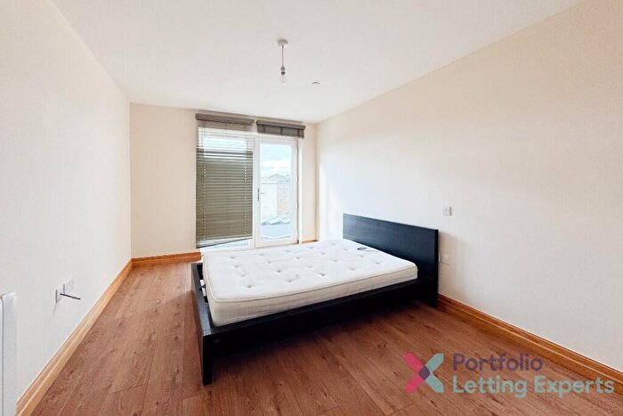 2 Bedroom Flat To Rent In Available Now! Bed Top Floor Flat With Juliette Balcony In Lansdowne, BH1