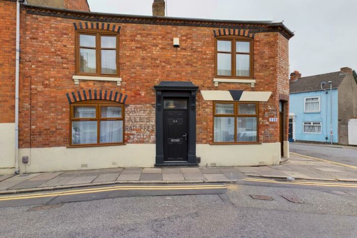 4 Bedroom House To Rent In Overstone Road, The Mounts, Northampton, NN1