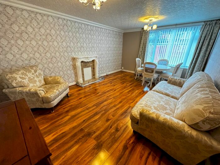 2 Bedroom Flat To Rent In Brantley Avenue, Finchfield, Wolverhampton, WV3