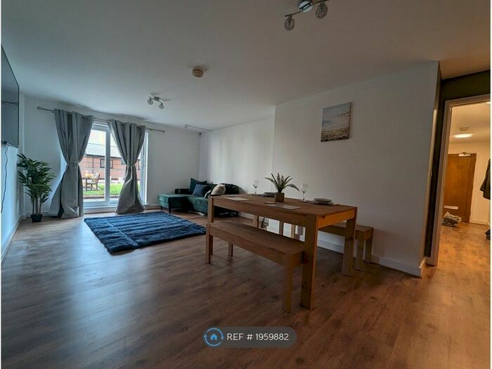 2 Bedroom Flat To Rent In Tower Court, Newcastle-Under-Lyme, ST5
