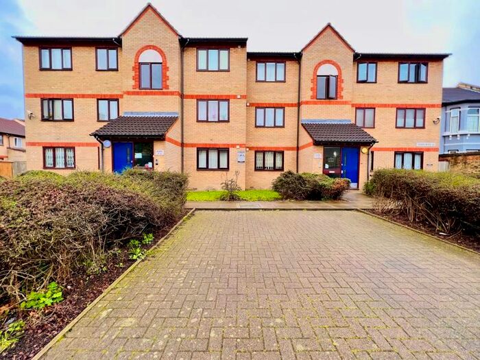 2 Bedroom Flat To Rent In Crown Mews, London, E13