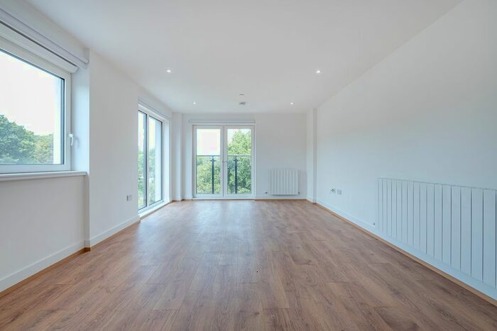 2 Bedroom Flat To Rent In Well Farm Road, Whyteleafe, CR3