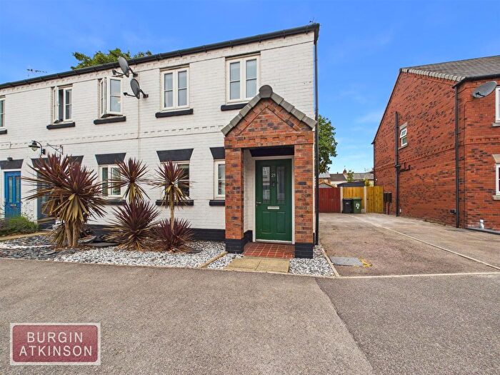 3 Bedroom Town House For Sale In Elizabethan Gardens, Retford, DN22