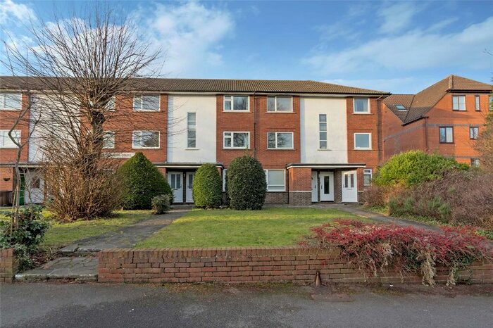 2 Bedroom Flat To Rent In Grange Road, Sutton, Surrey, SM2