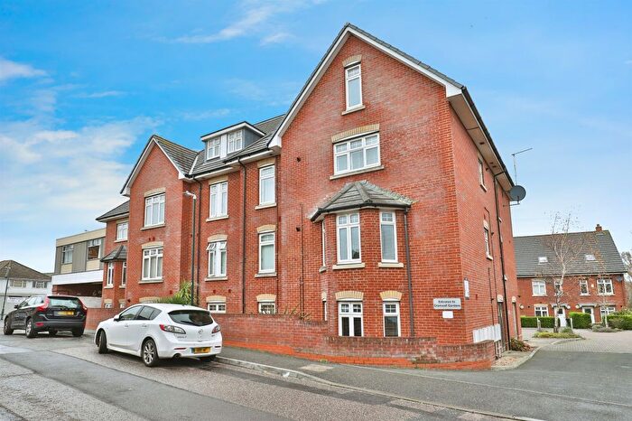2 Bedroom Flat For Sale In Cromwell Gardens, Bournemouth, BH5