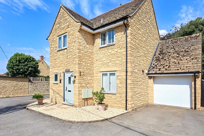3 Bedroom Detached House For Sale In Bovingtons Yard, Aston, Bampton, OX18