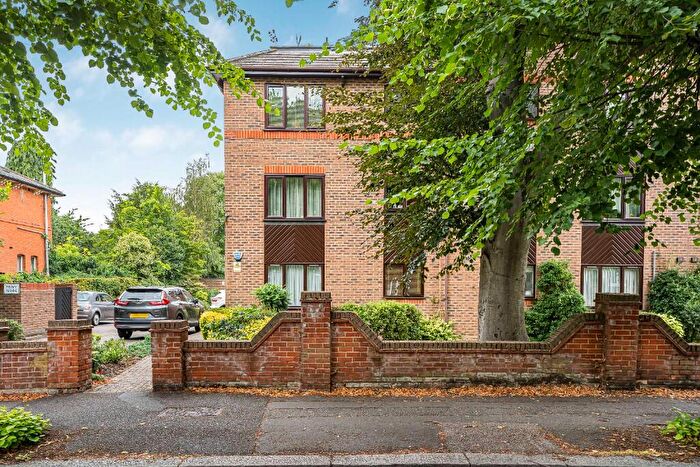 2 Bedroom Flat For Sale In Wellington Road, Bush Hill Park, EN1