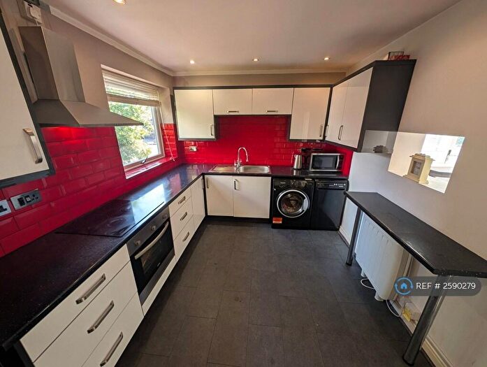 3 Bedroom Flat To Rent In Henleydale, Shirley, Solihull, B90