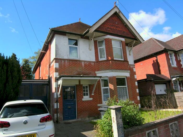 4 Bedroom Flat To Rent In Bedroom First Floor Flat In Winton, BH3