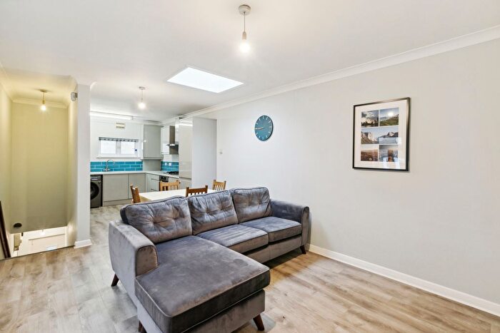 3 Bedroom Flat To Rent In Wandsworth High Street, Wandsworth Park, SW18