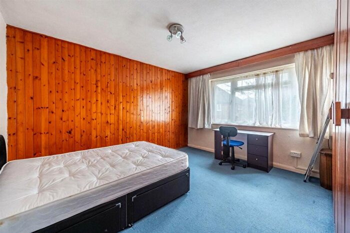 2 Bedroom Apartment For Sale In Sterling Avenue, Edgware, HA8