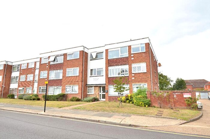 2 Bedroom Flat To Rent In Petands Court, Randall Drive, RM12