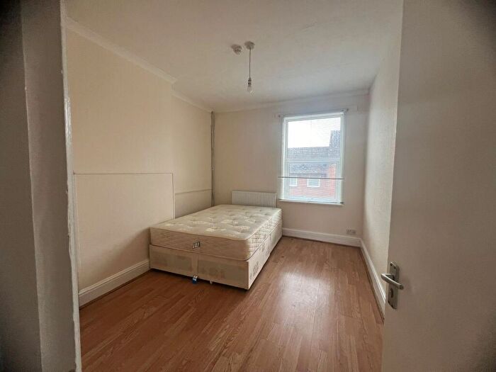 3 Bedroom Apartment To Rent In Flat, - Dumfries Street, Luton, LU1
