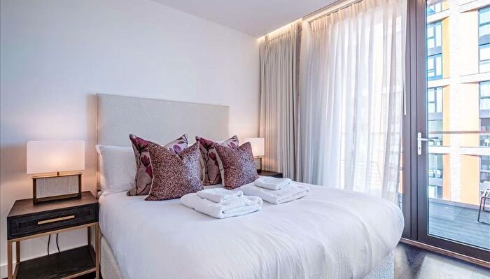 3 Bedroom Flat To Rent In Thornes House, Charles Clowes Walk, Vauxhall, London, SW11