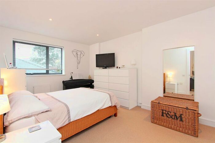 2 Bedroom Flat To Rent In Upper Richmond Road, London, SW15
