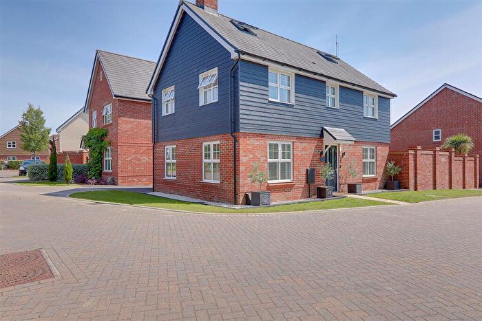 4 Bedroom Detached House For Sale In Gladiolus Grove, Worthing, BN13