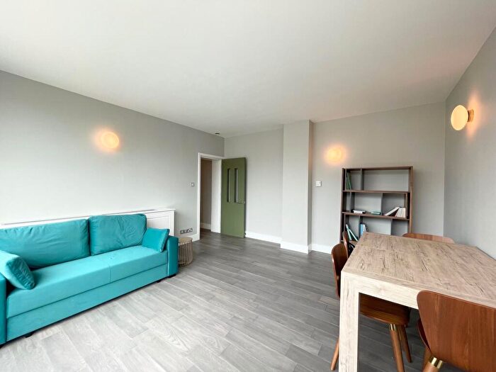 2 Bedroom Apartment To Rent In Marathon House -, P19