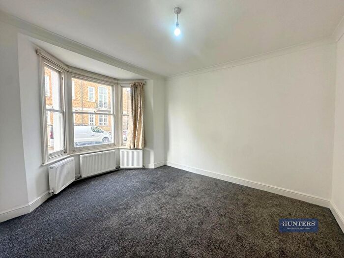 2 Bedroom Flat To Rent In Ferndale Road, London, SW4