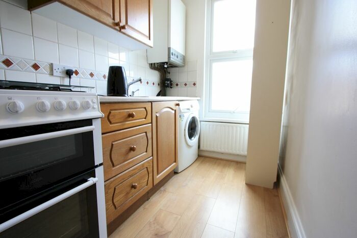 2 Bedroom Flat To Rent In Selkirk Road, Tooting Broadway, SW17