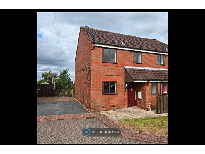 3 Bedroom Semi Detached House To Rent In St James's Park, Wakefield, WF1