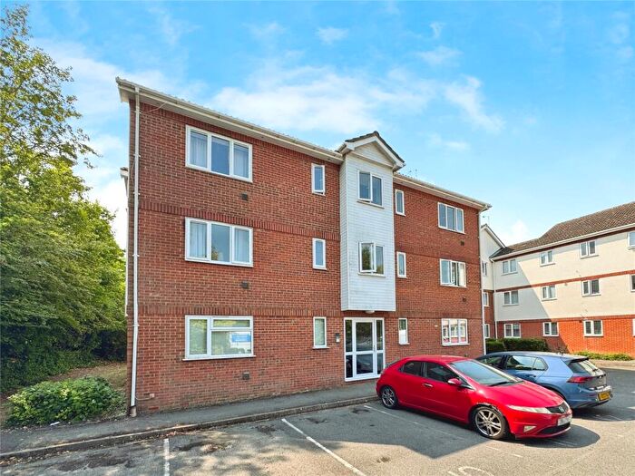 2 Bedroom Flat For Sale In Walled Meadow, Andover, Hampshire, SP10
