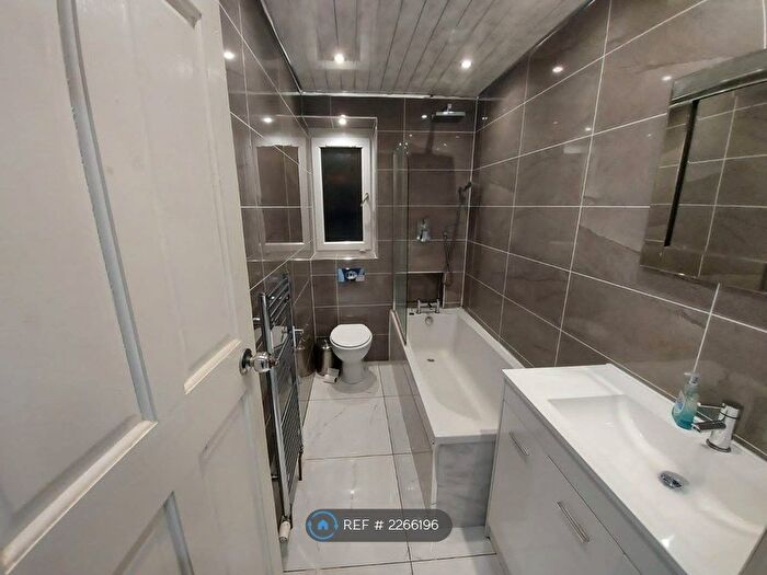 2 Bedroom Flat To Rent In Ellangowan Road, Glasgow, G41