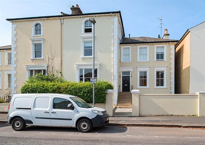 1 Bedroom Flat For Sale In Cadogan Road, Surbiton, KT6