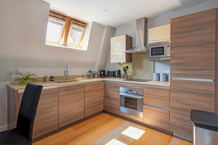 2 Bedroom Flat To Rent In Putney Hill, London, SW15