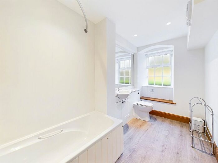 1 Bedroom Flat To Rent In Hallas Bridge, Cullingworth, Bradford, BD13