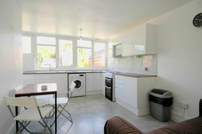 3 Bedroom Flat To Rent In Flodden Road, Camberwell, London, SE5