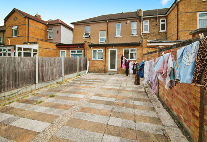 2 Bedroom Flat For Sale In Elgin Road, Ilford, Essex, IG3