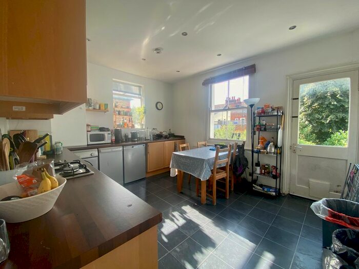 2 Bedroom Flat To Rent In Mantilla Road, London, SW17