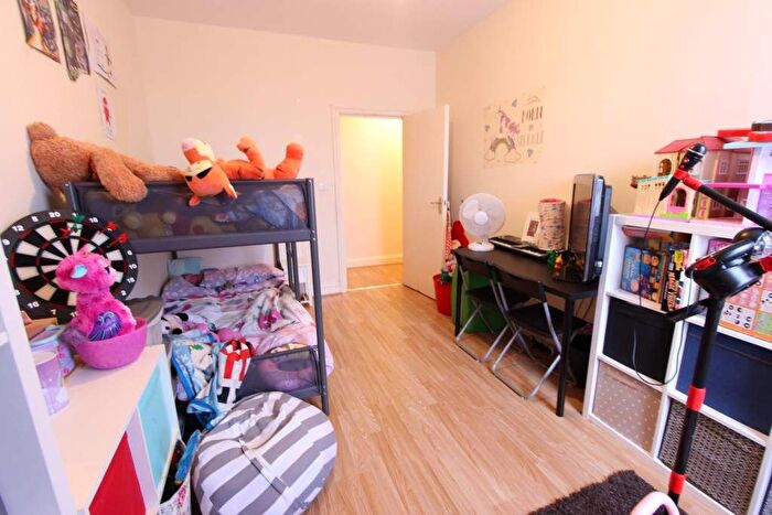 2 Bedroom Flat To Rent In Cockfosters Road, Barnet, EN4