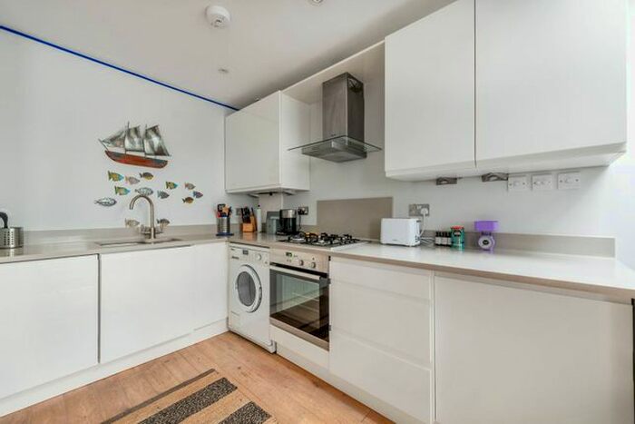 1 Bedroom Flat To Rent In Cornwall Crescent, Notting Hill, London, W11