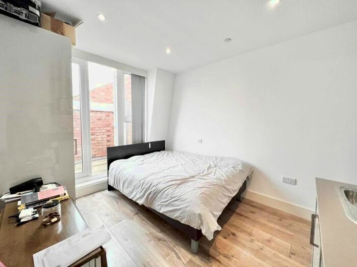 Studio To Rent In Kilburn High Road, London, NW6