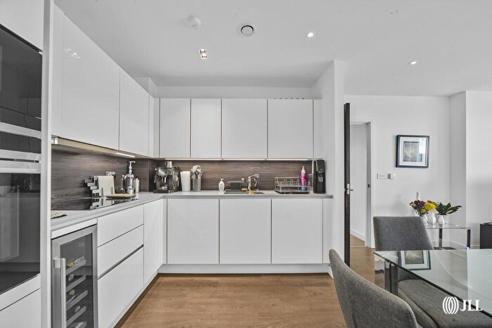 2 Bedroom Apartment For Sale In Skyline Apartments, Devan Grove, N4