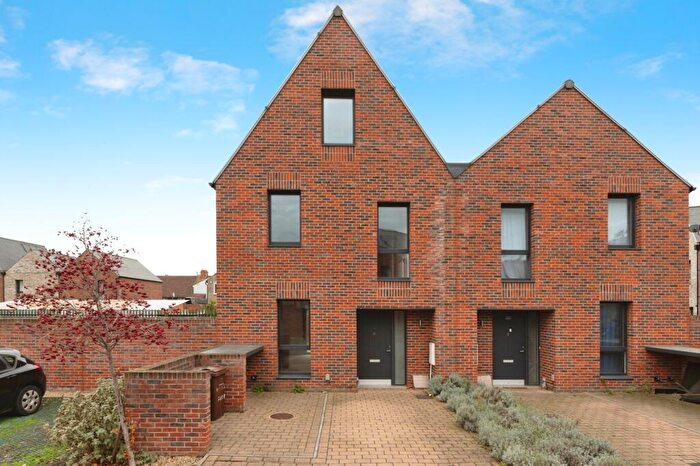 3 Bedroom Semi Detached House For Sale In Chapel Road, Tilbury, Essex, RM18