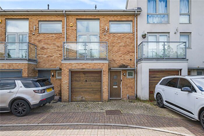 3 Bedroom Terraced House For Sale In Waylen Gardens, Dartford, Kent, DA1