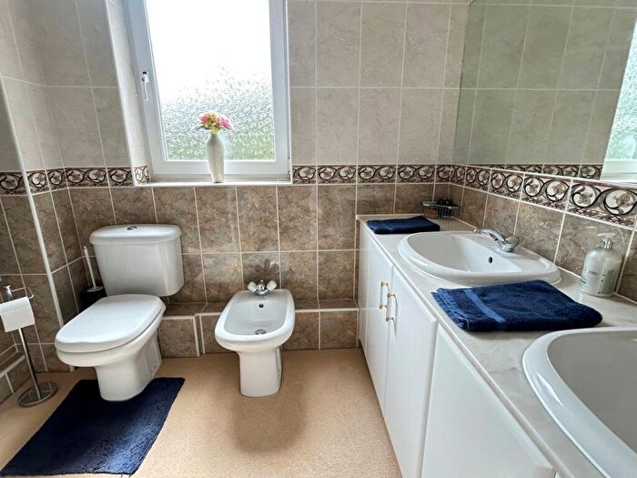 2 Bedroom Apartment For Sale In The Avenue, Branksome Park, BH13