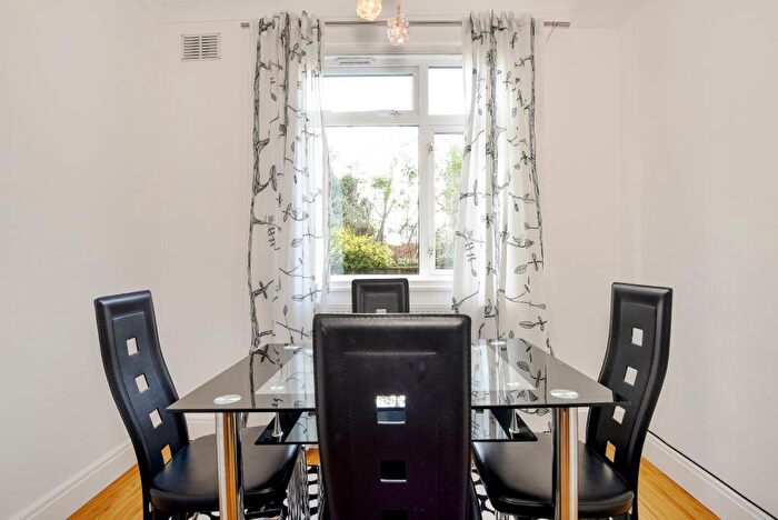 1 Bedroom Apartment To Rent In Frognal, Hampstead, NW3