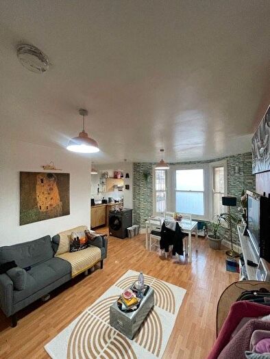 2 Bedroom Flat To Rent In South Lambeth Road, London, SW8