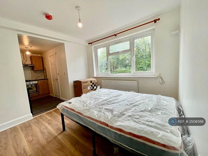 Studio To Rent In Strathmore Gardens, London, N3