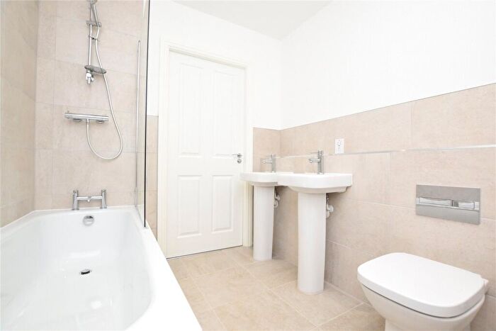 4 Bedroom Town House To Rent In Bobbin Row, Leeds, West Yorkshire, LS12